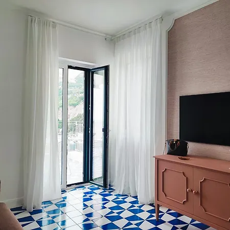 Amalfully Boutique - A Seaview Gem Holiday home *