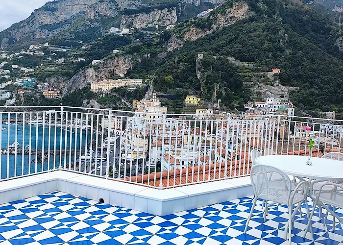 Feriehus Amalfully Boutique - A Seaview Gem *